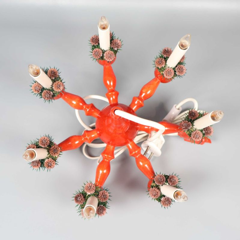 Takkrona fotad ovanifrån med alla sju ljus synliga