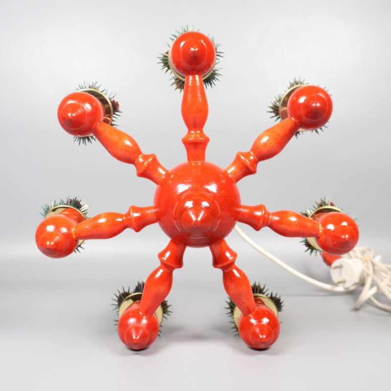 Takkrona sedd underifrån med dekorativa element