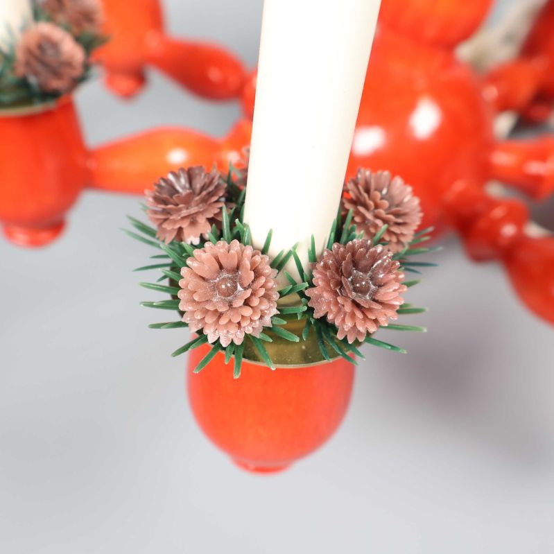 Närbild på krans och manschett i mässing