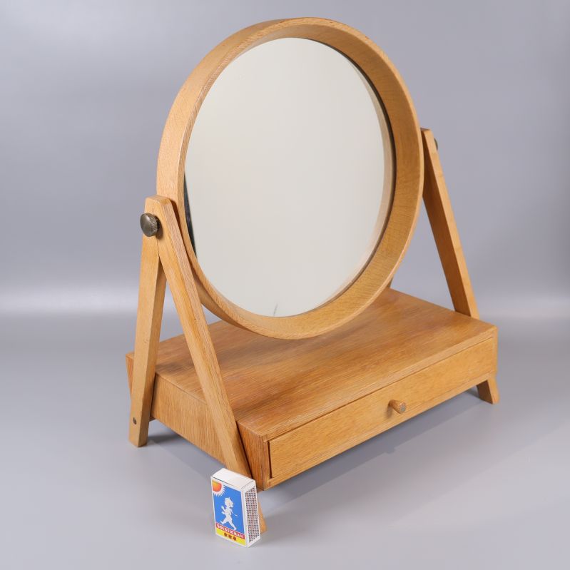 Sido vy av bordsspegel i trä, tändsticksask för skala