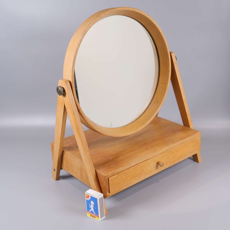 Spegel med låda i trä, sned vy med tändsticksask jämte