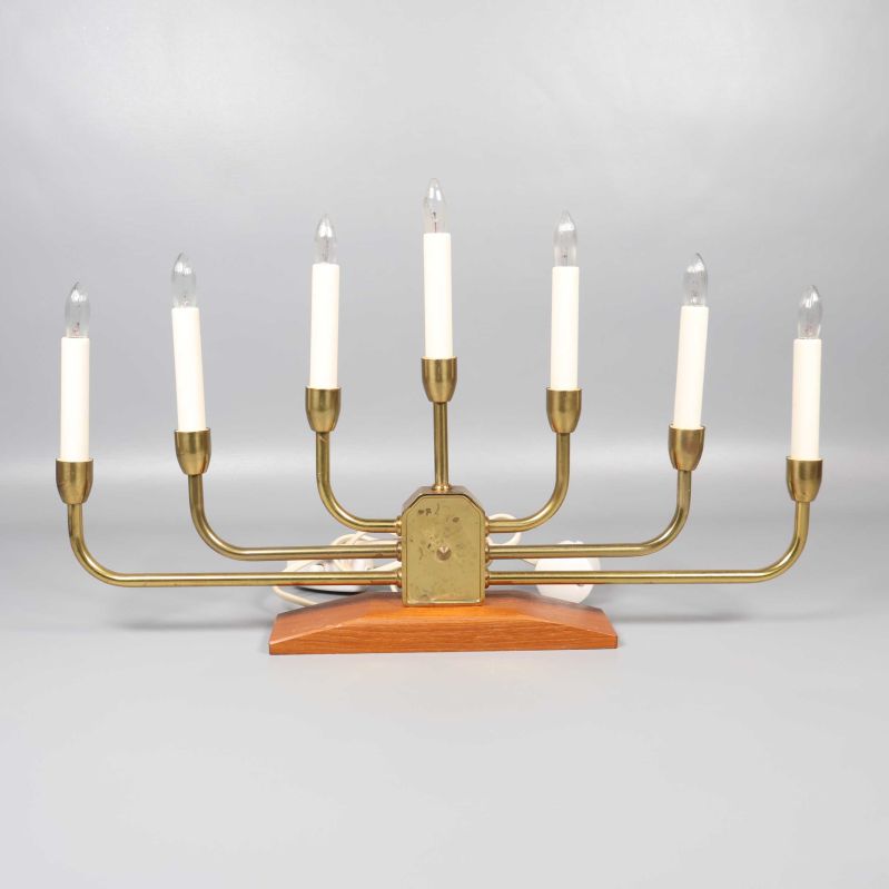 Ljusstake framifrån, sju armar och träsockel