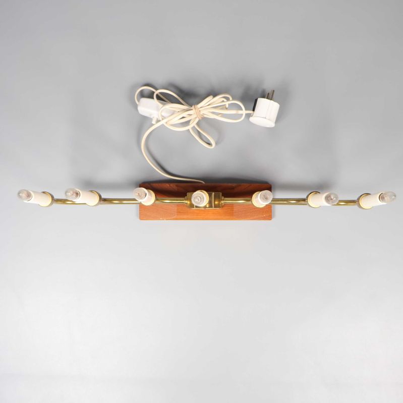 Ljusstake uppifrån med synlig elkabel och träbas