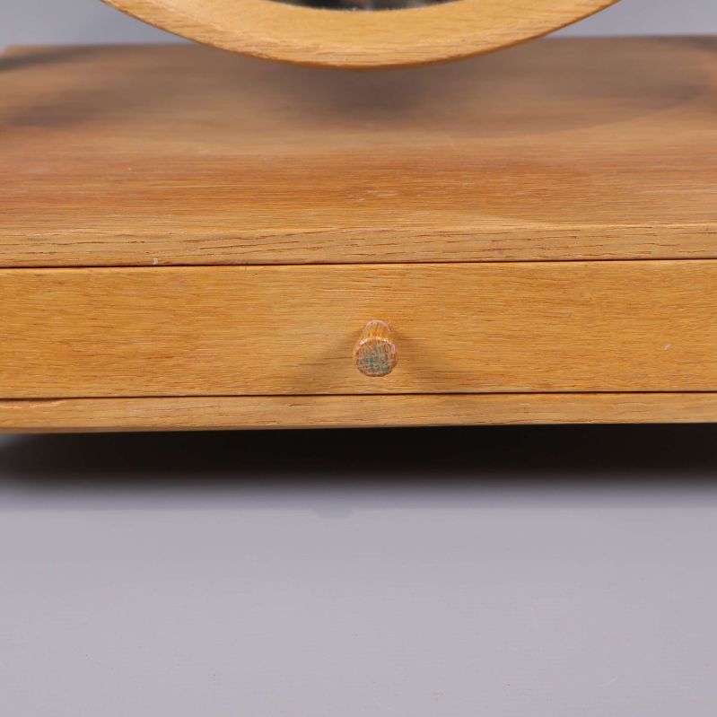 Närbild av låda framtill på spegelskåpet