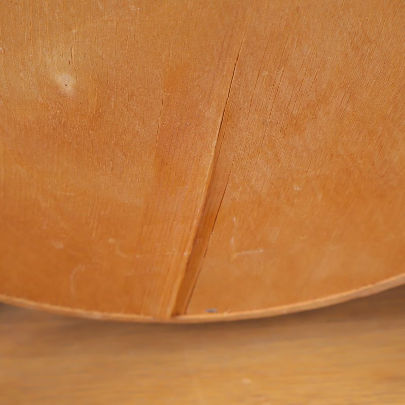 Närbild på spricka i träets baksida av spegeln