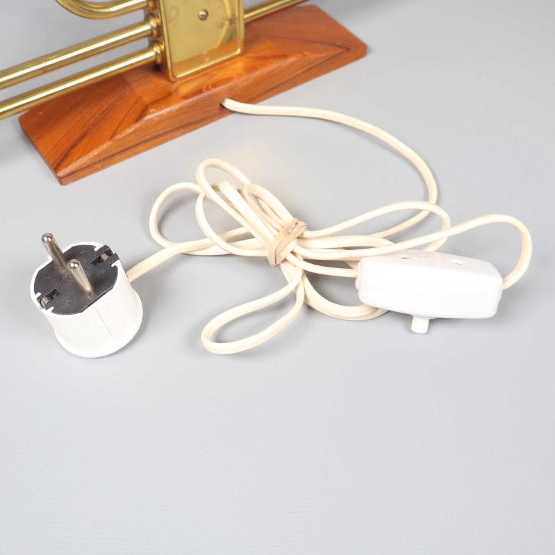 Vit tygsladd och stickkontakt med strömbrytare