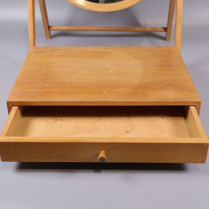 Låda utdragen under spegeln på skåpet