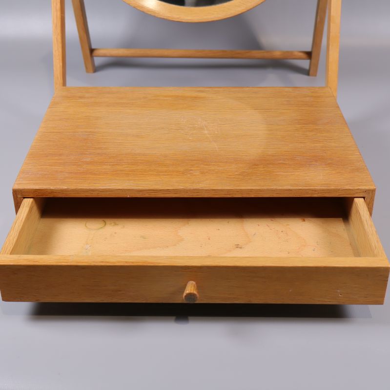 Lådan utdragen visar innerdel av spegelns förvaringsfack