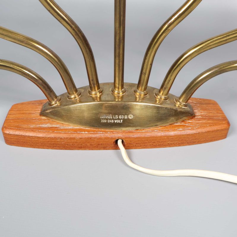 Bas av ljusstake med mässingsfäste och texten LUMA LS 8594 synlig