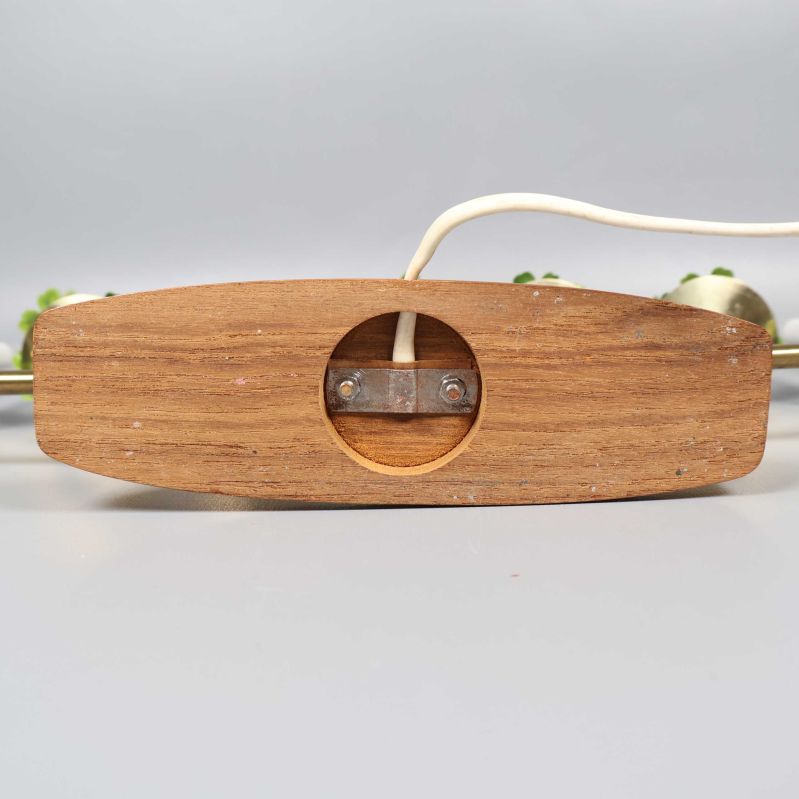 Undersidan av träbasen med fäste och öppning för upphängning