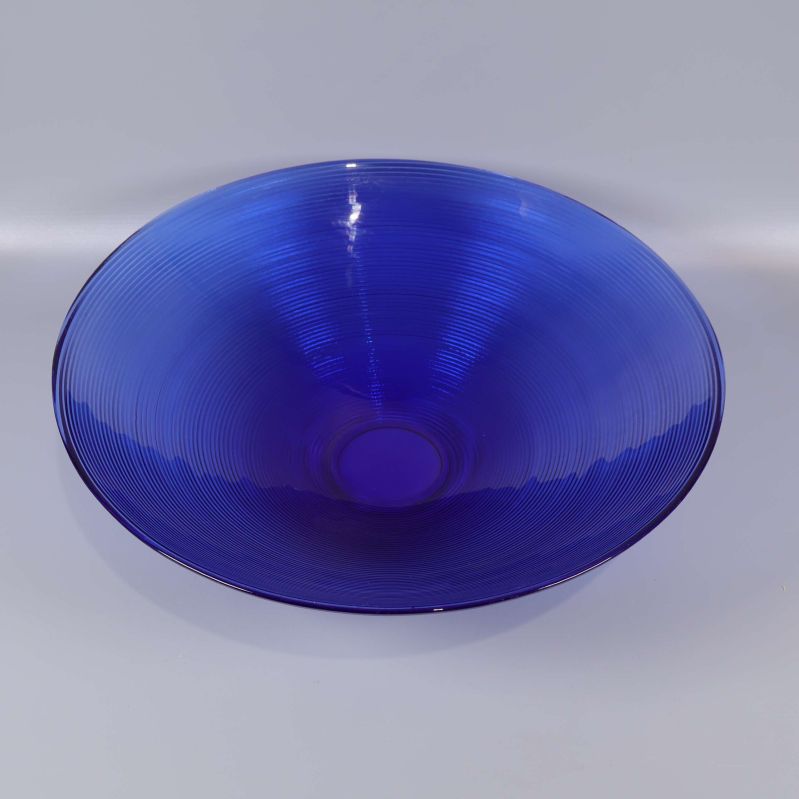 Stor blå skål i glas fotograferad uppifrån