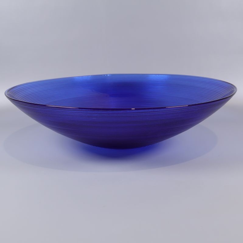 Blå skål i profil mot ljus bakgrund