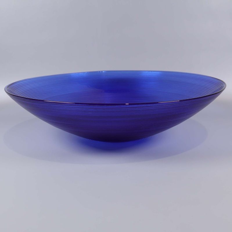 Stor blå skål i glas sedd från sidan