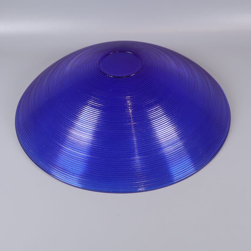 Skålens undersida med riffig yta synlig