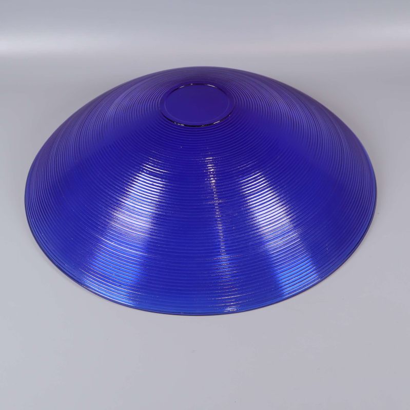 Blå glasskål fotograferad från undersidan