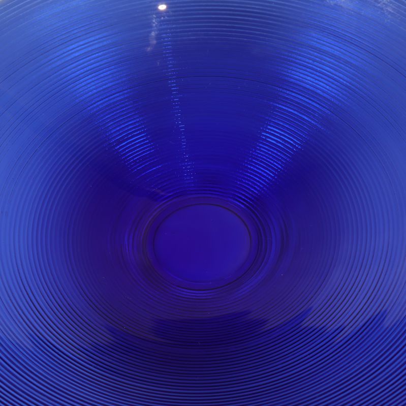 Närbild på skålens räfflor inuti