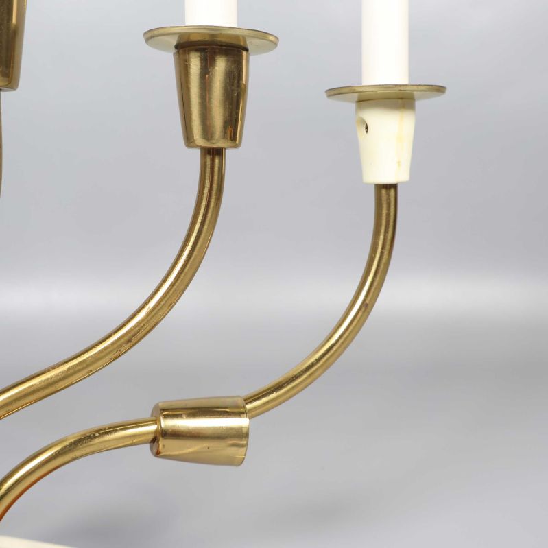 Närbild av sockelskydd som sitter löst