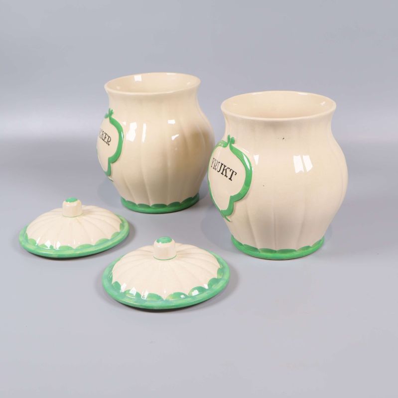 Burkar från sidan utan lock, visar öppningens utformning