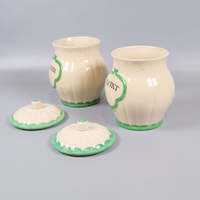 Burkar från sidan utan lock, insidan syns