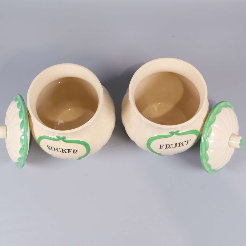 Burkar uppifrån, visar insidan och kantens form