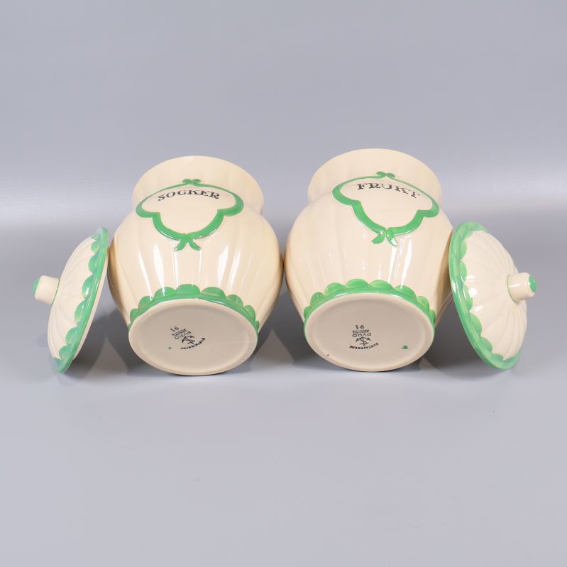 Botten av burkarna med märkning och spricka på ena