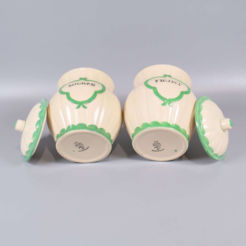 Burkar upp och ner, botten visas med märkning