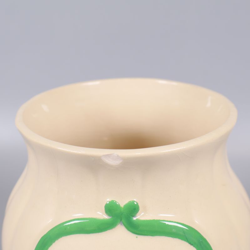 Närbild av kant med liten nagg på burk