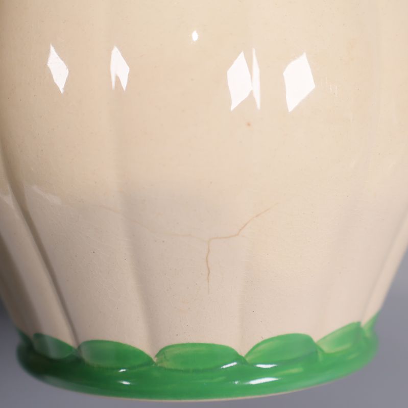 Närbild av spricka på burkens utsida