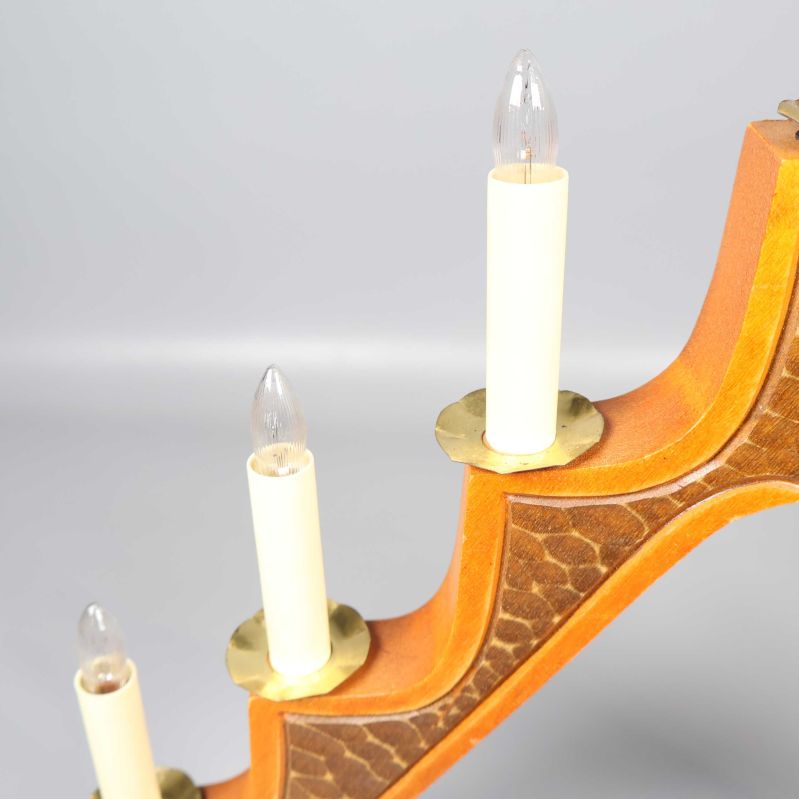 Närbild på ljushållare och mässingsfärgade manschetter