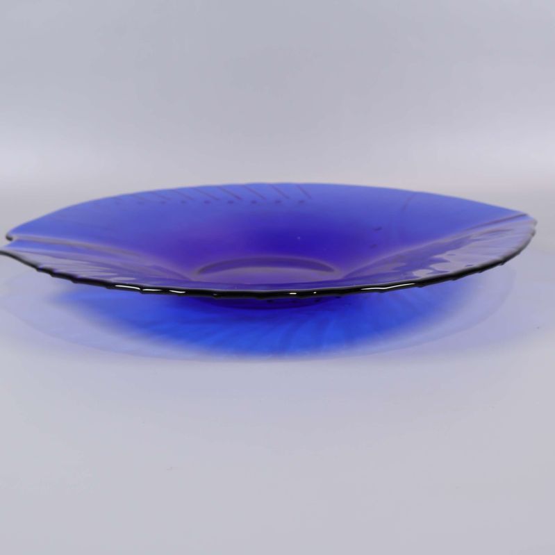 Platt sidosikt av blå fiskformad skål