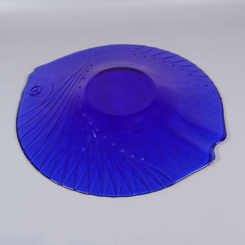  Undersidan av blå fiskformad skål