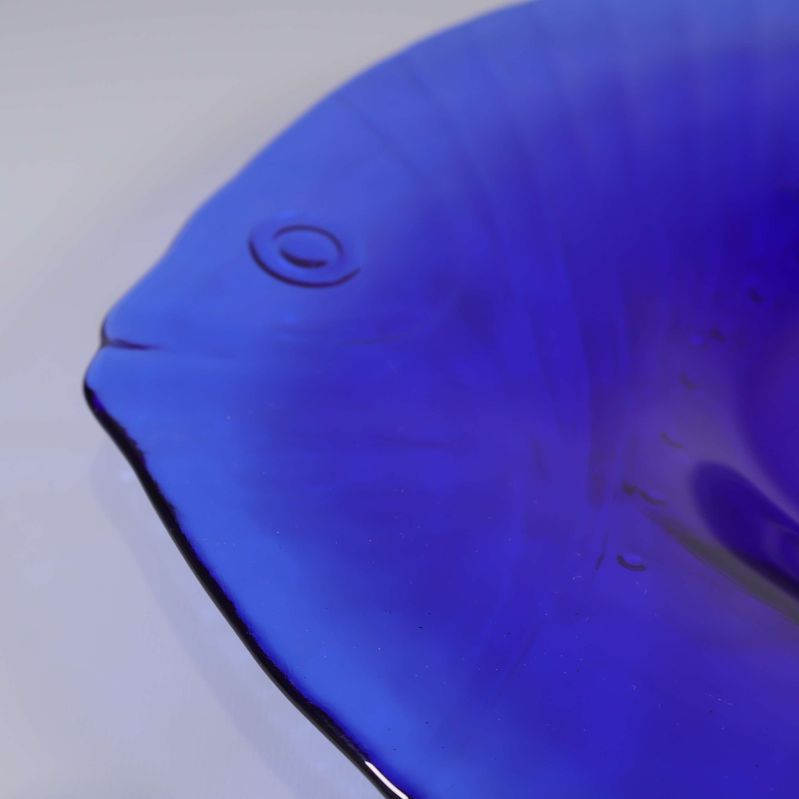 Närbild på ögon och detaljer på fiskformad skål