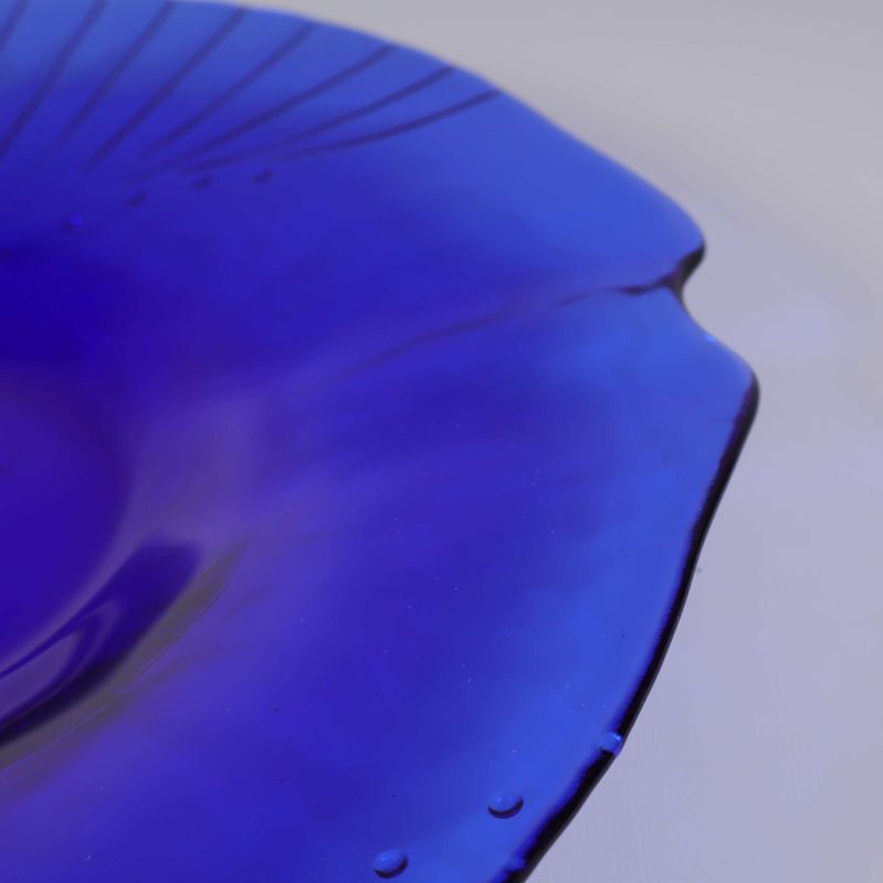 Närbild på fiskformad skåls kant och mönster