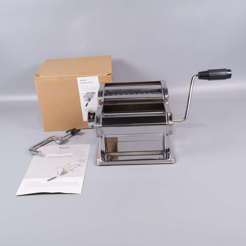Pastamaskin med tillbehör, kartong och manual 