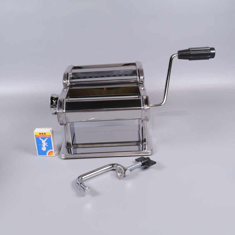 Pastamaskin och tillbehör jämte tändsticksask för storleksjämförelse