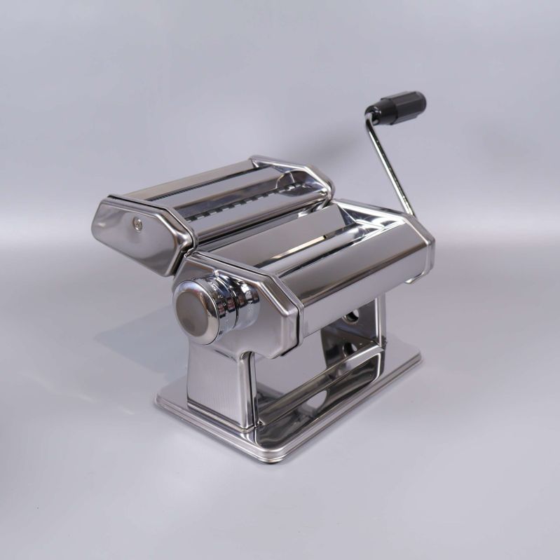 Närbild på glänsande pastamaskin från sned vinkel