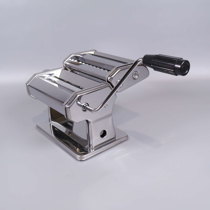 Pastamaskin i stål sedd från höger sida