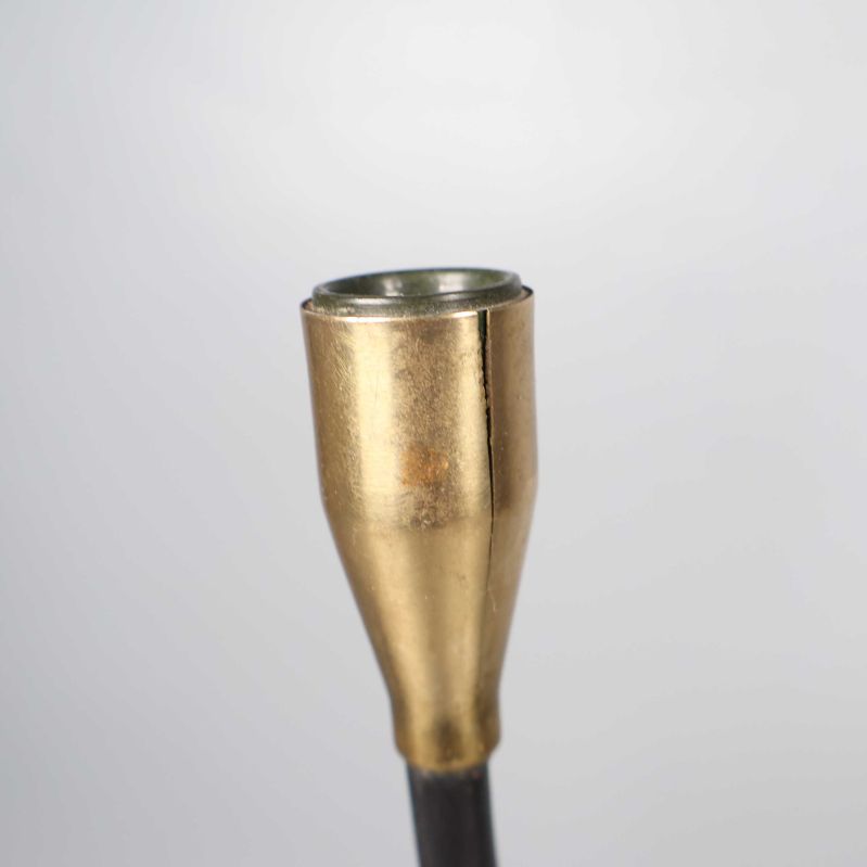 Närbild av spricka i ljushållare