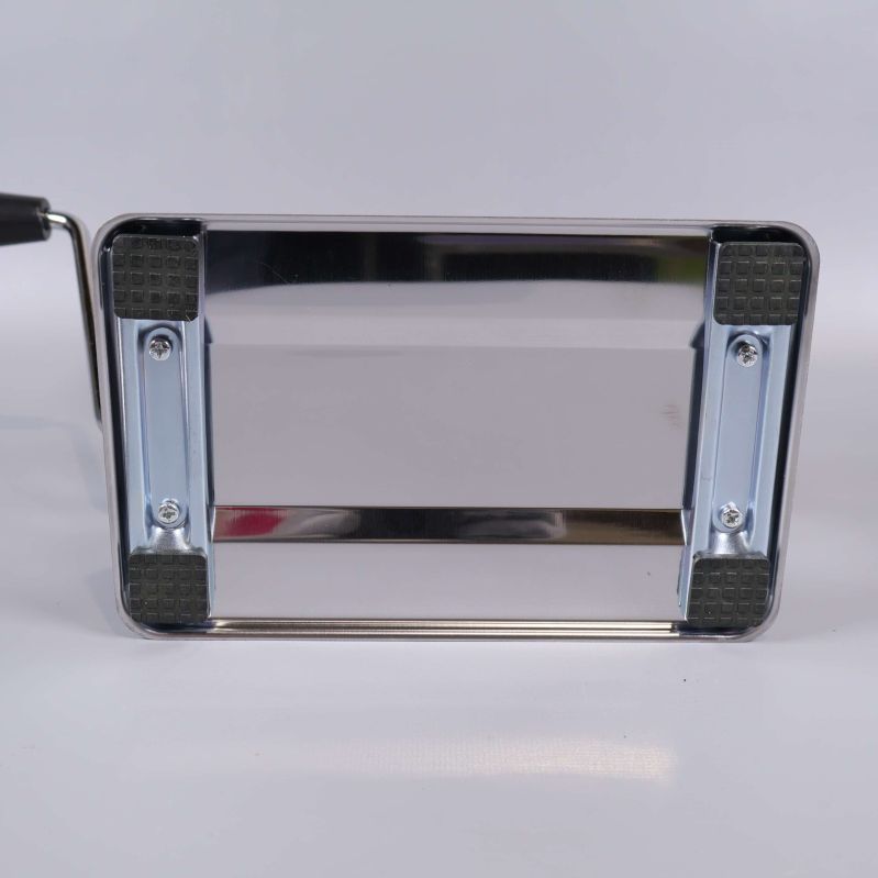 Pastamaskinens undersida med halkskyddsdetaljer