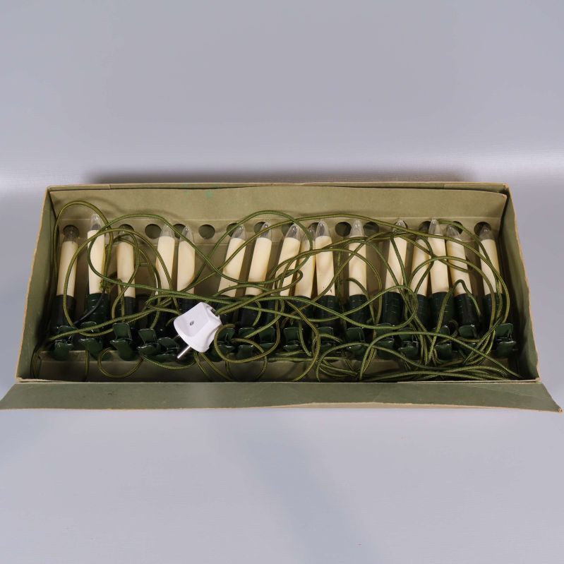 Julgransslinga i öppen kartong med flera gräddvita ljus