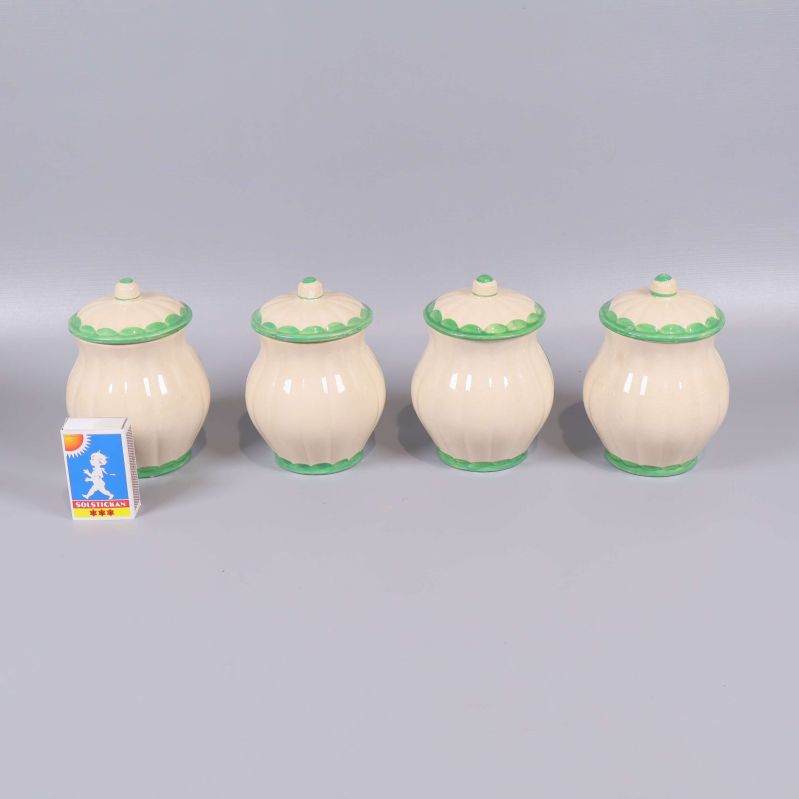 Baksidan av kryddburkar visas jämte tändsticksask