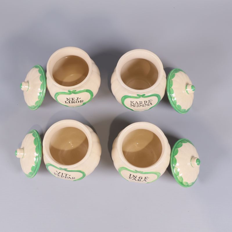 Öppnade kryddburkar med lock bredvid