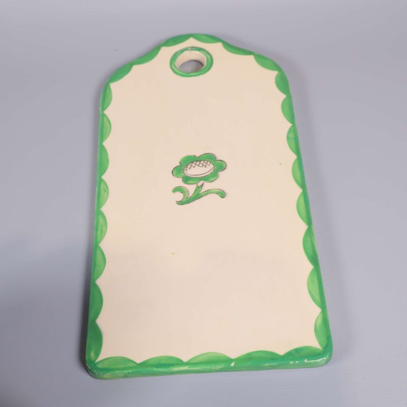 Närbild på skärbräda med grön vågig kant