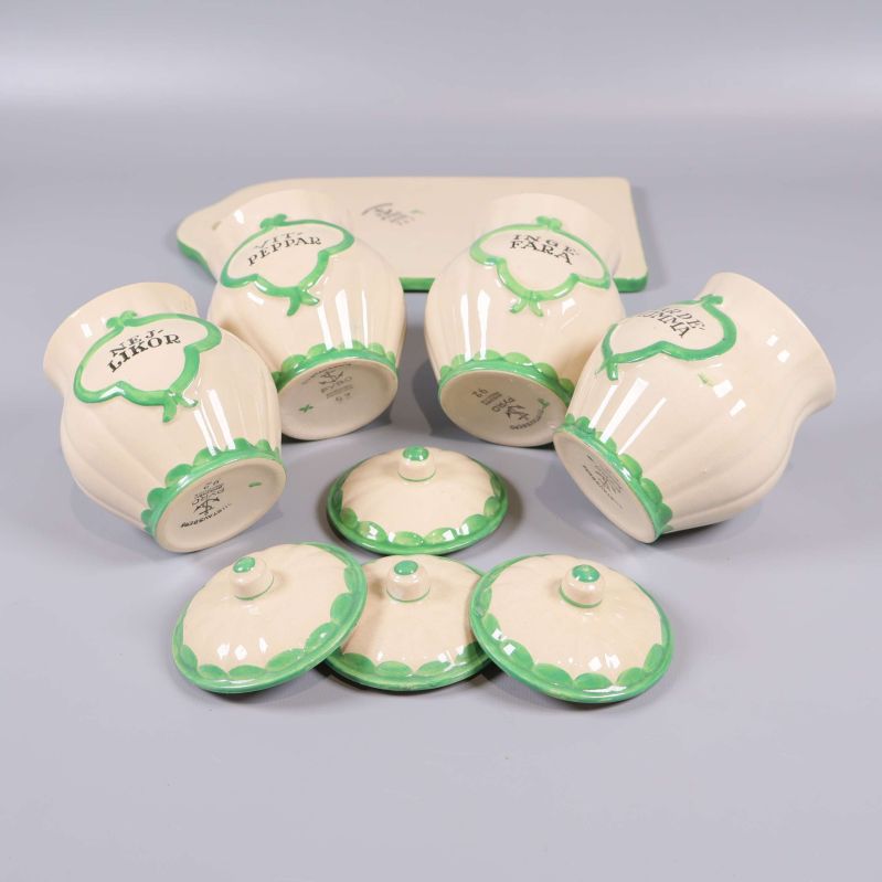 Fyra burkar och lock liggande ner, märkning synlig