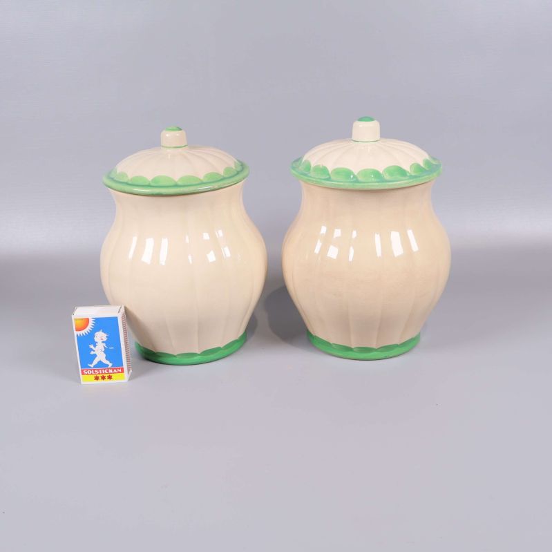 Båda burkarna med lock bredvid tändsticksask för storleksreferens