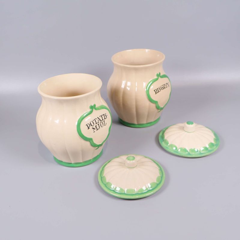 Burkar utan lock visar öppningar och dekordetaljer