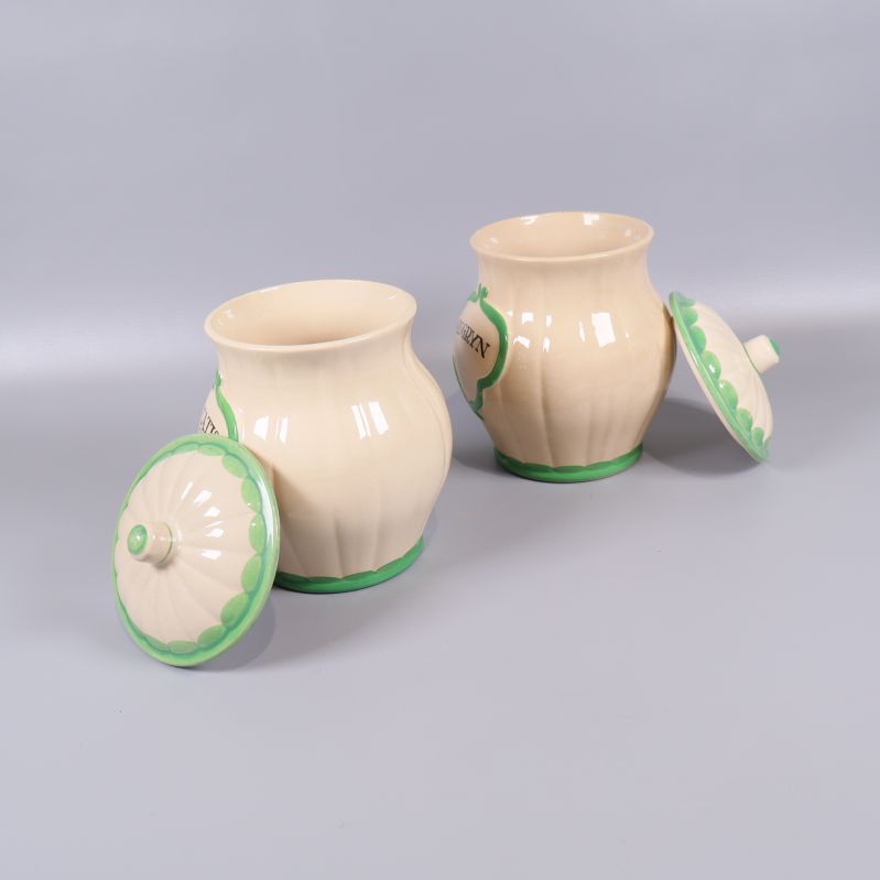 Förvaringsburkar med lock bredvid