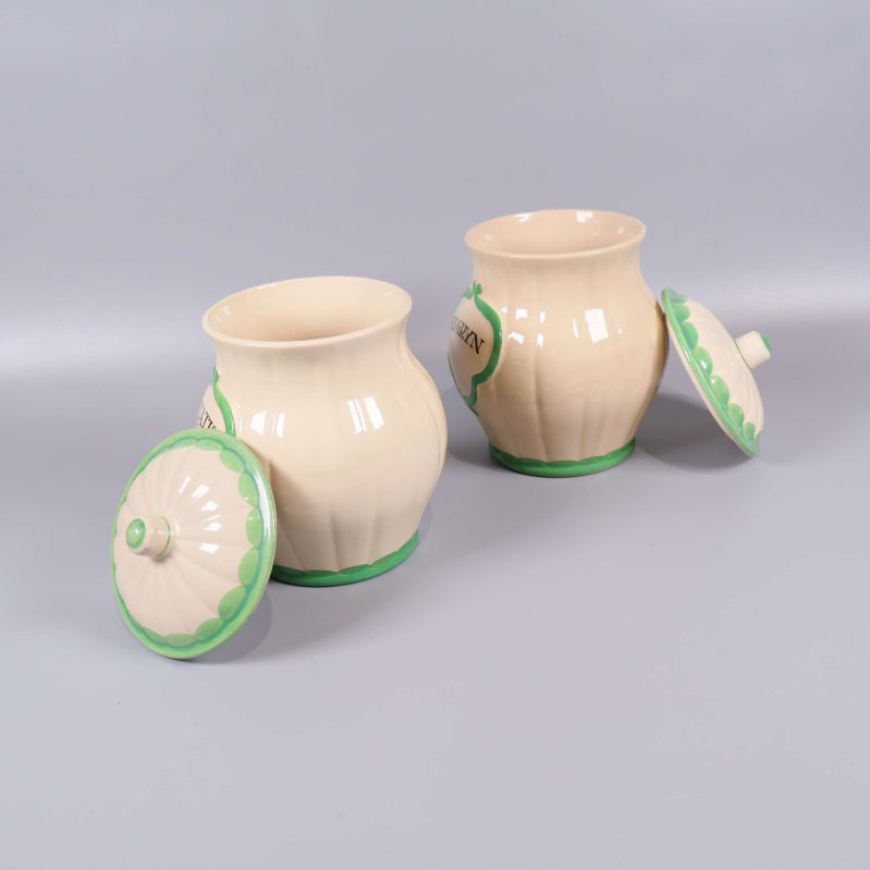 Burkarna ligger ner med lock bredvid sig