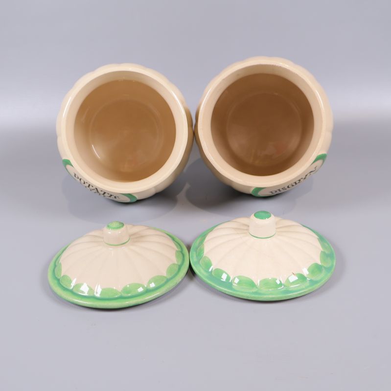 Öppna keramikburkar fotograferade uppifrån med lock bredvid