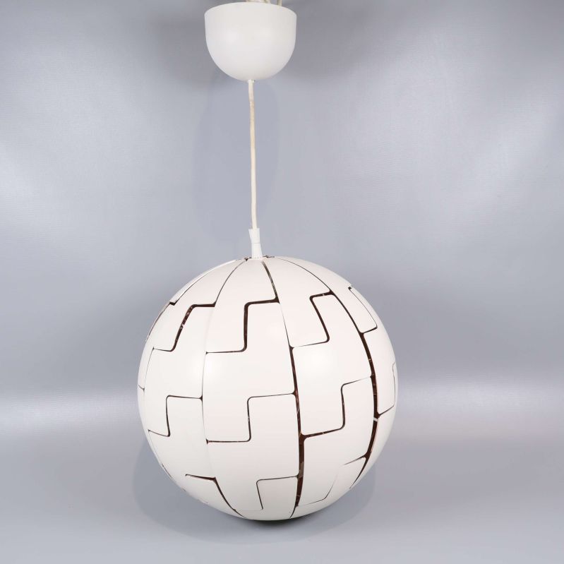 Sfärisk taklampa hängande från vit takkopp